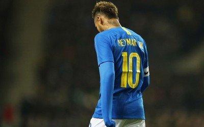 艾尚体育焦点-于帕梅卡诺让对手庆祝